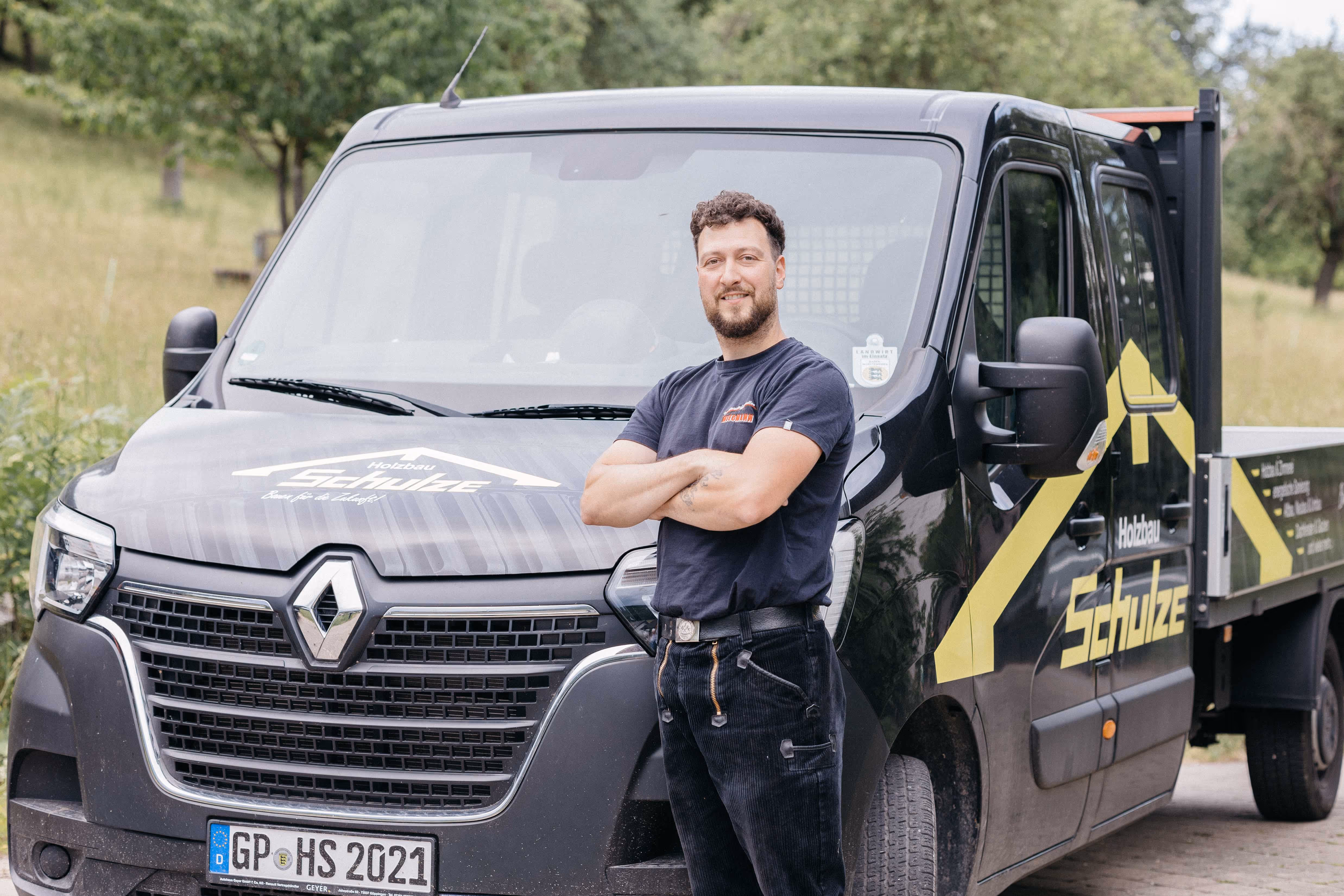 Lukas Schulze, Zimmerermeister, vor dem Firmenfahrzeug in Heiningen